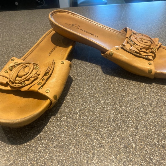 B Makowsky Jade Slides Genuine Leather in Beige  - Size 9.5M - Picture 1 of 8